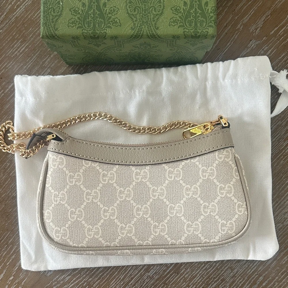 Gucci Beige Clutch with Gold Chain - Picture 2 of 13